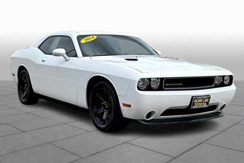 Used 2014 Dodge Challenger SXT image 2