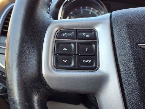 Used 2016 Chrysler Town & Country Touring image 14