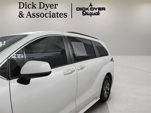 Used 2021 Toyota Sienna XLE image 6
