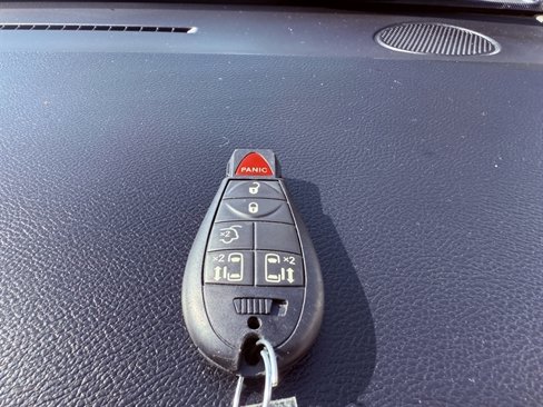Used 2015 Chrysler Town & Country Touring image 44