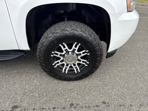 Used 2008 Chevrolet Suburban 2500 w/ Skid Plate Package image 9