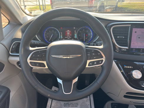 Used 2023 Chrysler Pacifica Touring-L image 18