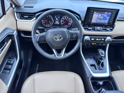 Used 2020 Toyota RAV4 XLE Premium image 21