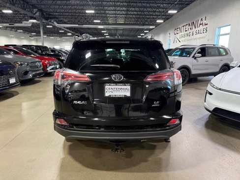 Used 2018 Toyota RAV4 LE image 6