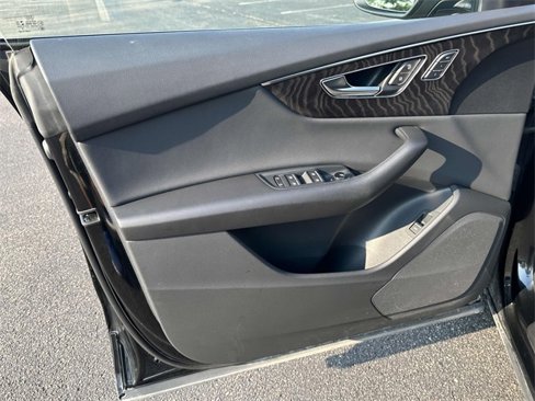 Used 2022 Audi Q8 Premium image 19