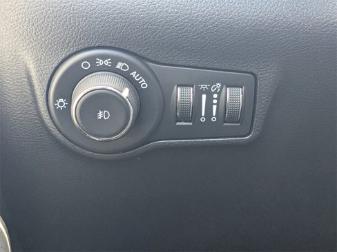 Used 2024 Jeep Compass Latitude image 23