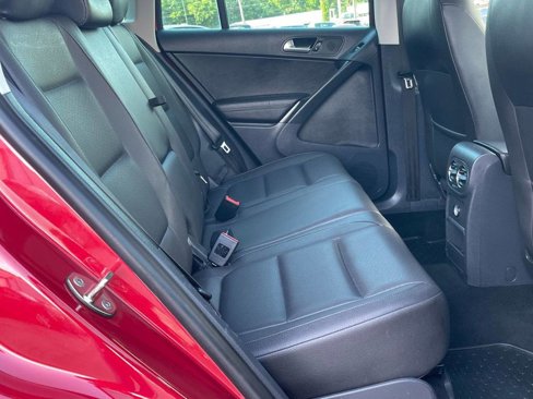 Used 2012 Volkswagen Tiguan SE image 12