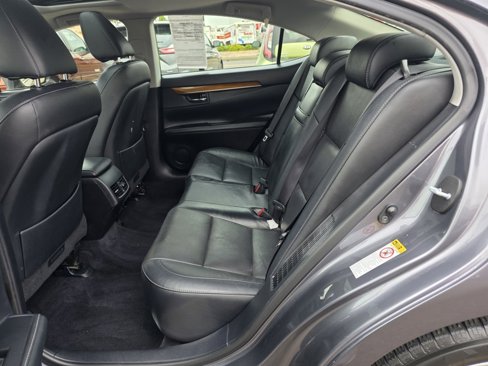 Used 2015 Lexus ES 300h image 9