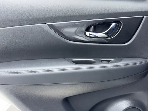 Used 2018 Nissan Rogue SV image 43