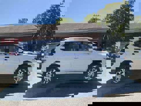 Used 2019 Nissan Rogue S image 4