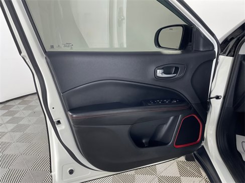 Used 2017 Jeep Compass Trailhawk image 17