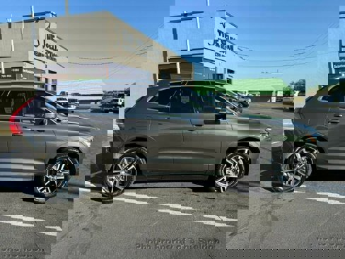 Used 2018 Volvo XC60 T6 Momentum w/ Vision Package image 17