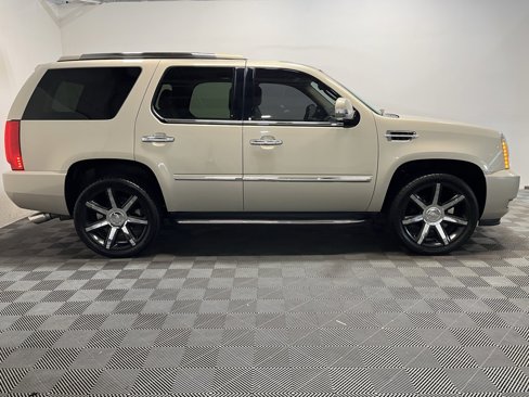 Used 2012 Cadillac Escalade Luxury image 4