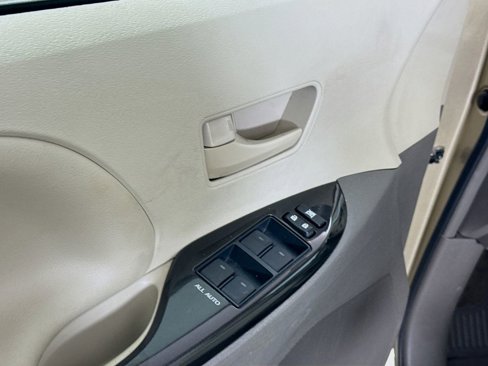 Used 2012 Toyota Sienna LE image 16