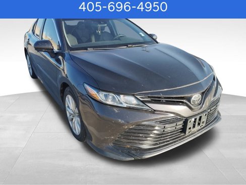 Used 2018 Toyota Camry LE image 2