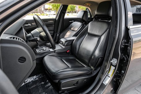 Used 2015 Chrysler 300 Limited w/ Driver Convenience Group image 4