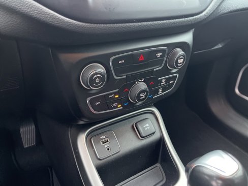 Used 2021 Jeep Compass Latitude image 26