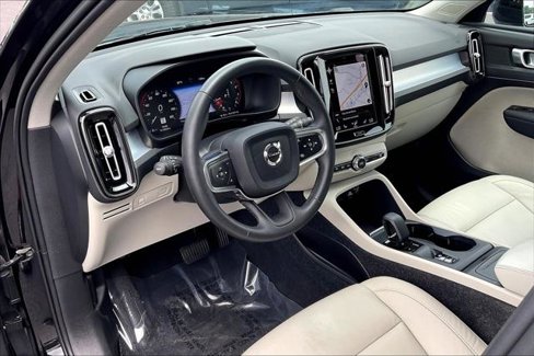 Used 2022 Volvo XC40 T5 Momentum image 15