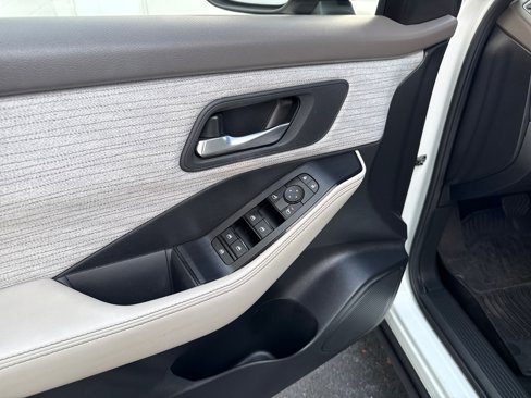 Used 2023 Nissan Rogue SV image 12