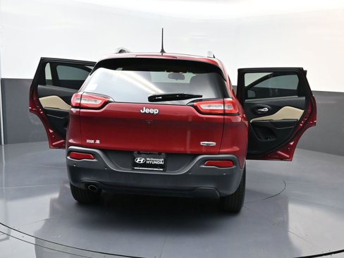 Used 2017 Jeep Cherokee Latitude w/ Safety/Convenience Group image 28