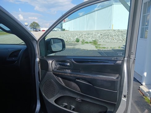 Used 2016 Dodge Grand Caravan SE image 23