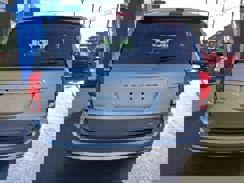 Used 2016 Dodge Grand Caravan SE image 5