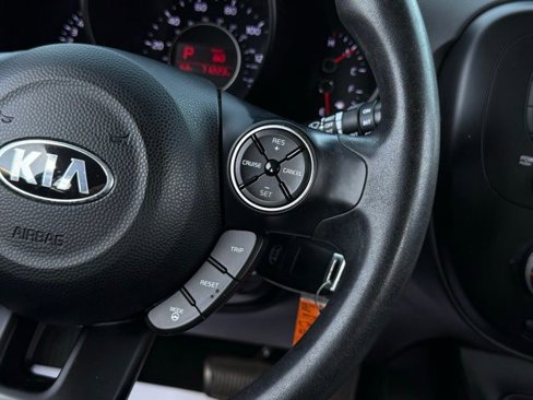 Used 2016 Kia Soul + image 10