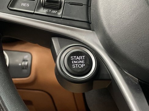 Used 2018 Alfa Romeo Giulia AWD image 21