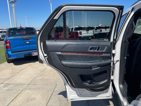 Used 2017 Ford Explorer Platinum image 23