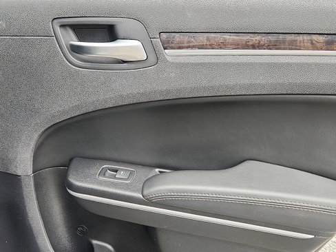 Used 2019 Chrysler 300 Limited image 12