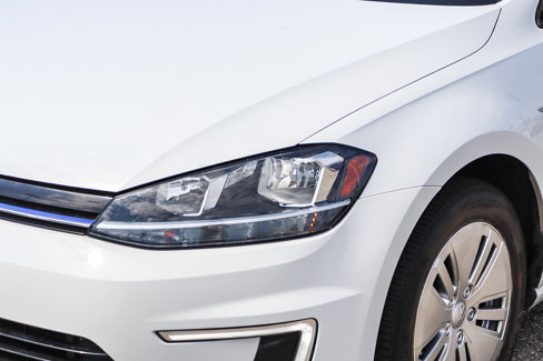 Used 2017 Volkswagen e-Golf SE image 5