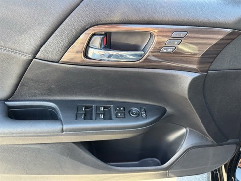 Used 2016 Honda Accord Touring image 9