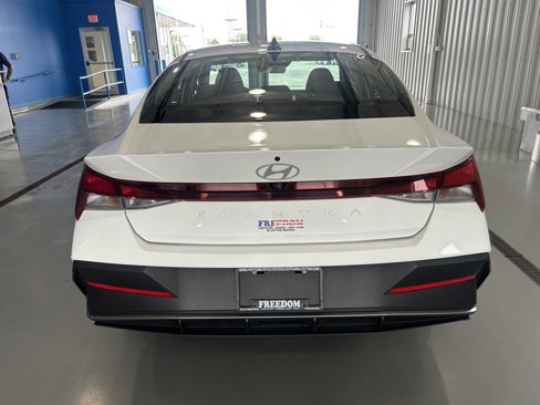 Used 2024 Hyundai Elantra SEL image 5