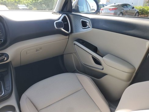 Used 2023 Kia Soul LX image 3