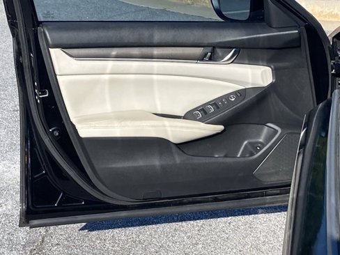 Used 2018 Honda Accord LX image 18