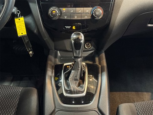 Used 2022 Nissan Rogue Sport S image 29