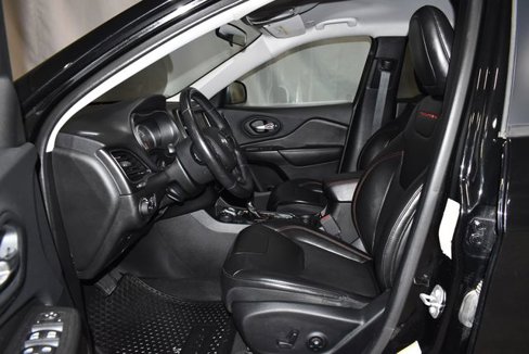 Used 2019 Jeep Cherokee Trailhawk image 12