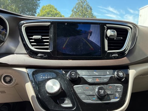 Used 2017 Chrysler Pacifica Touring-L image 14