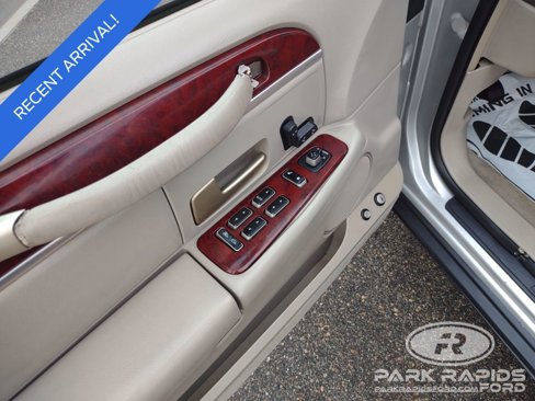 Used 2004 Lincoln Town Car Signature image 14