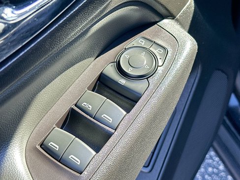 Used 2020 Chevrolet Equinox LT w/ Midnight Edition image 18