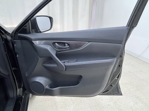 Used 2019 Nissan Rogue S image 9