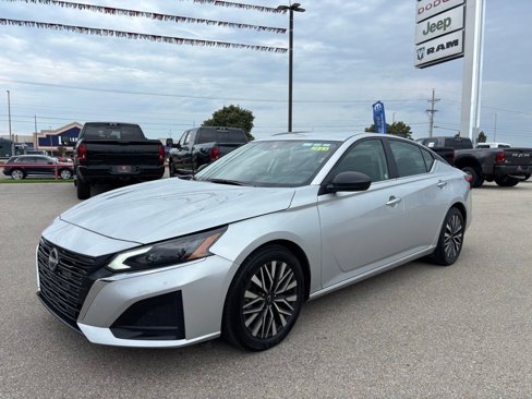 Used 2024 Nissan Altima 2.5 SV image 2