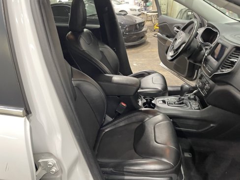 Used 2019 Jeep Cherokee Latitude Plus w/ Cold Weather Group image 15