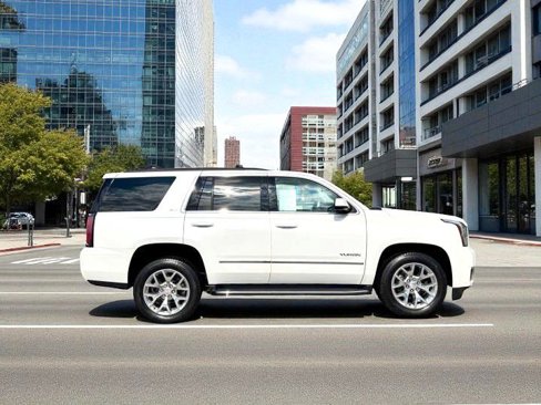 Used 2018 GMC Yukon SLT image 2