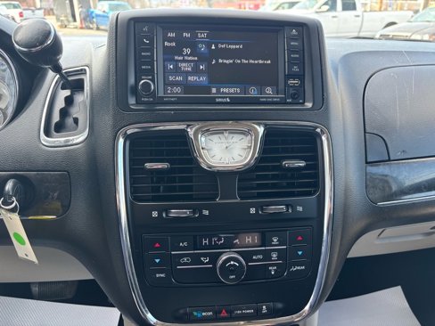 Used 2016 Chrysler Town & Country Touring image 31