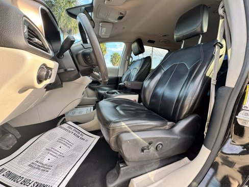 Used 2020 Chrysler Voyager Lxi image 18