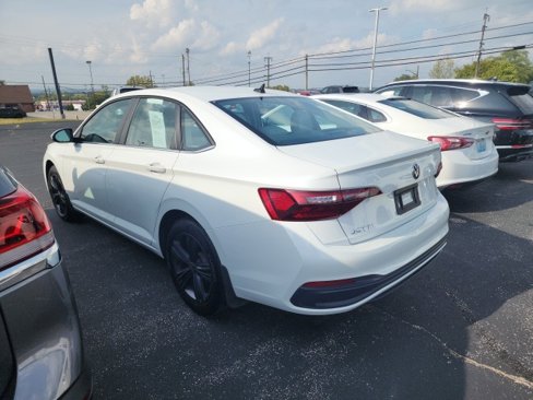 Certified 2024 Volkswagen Jetta SE image 4