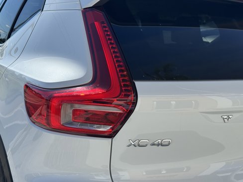 Certified 2024 Volvo XC40 B5 Plus image 9
