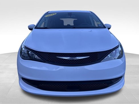 Used 2022 Chrysler Voyager LX image 9