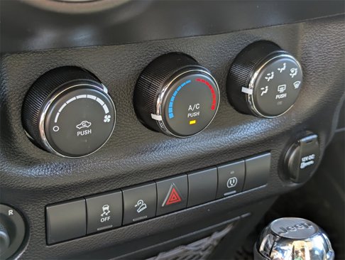 Used 2015 Jeep Wrangler Unlimited Rubicon w/ Connectivity Group image 18